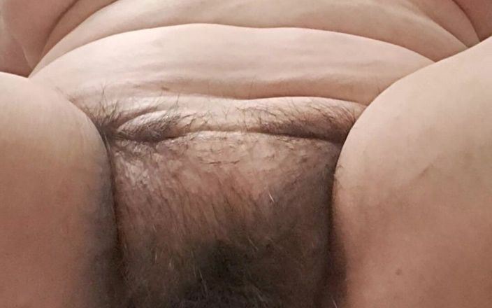 Mommy big hairy pussy: MILF zeigt mit beckenbewegungen, wie sie gerne fickt