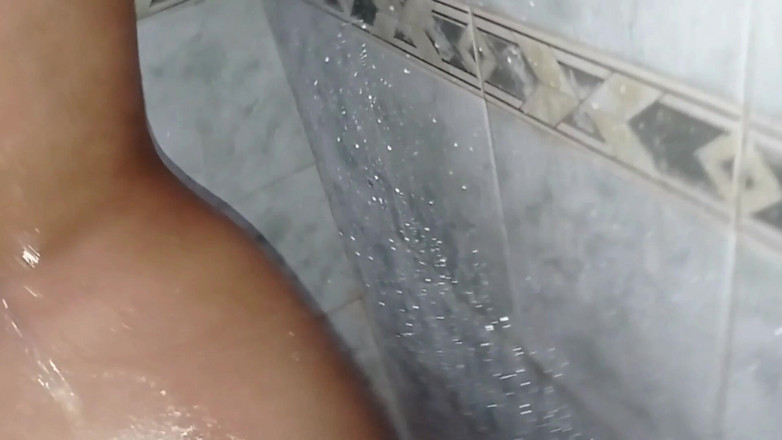 MiaYAlex: Velký zadek brunetka vysokoškolačka nevlastní sestra vstoupí do koupelny jejího...