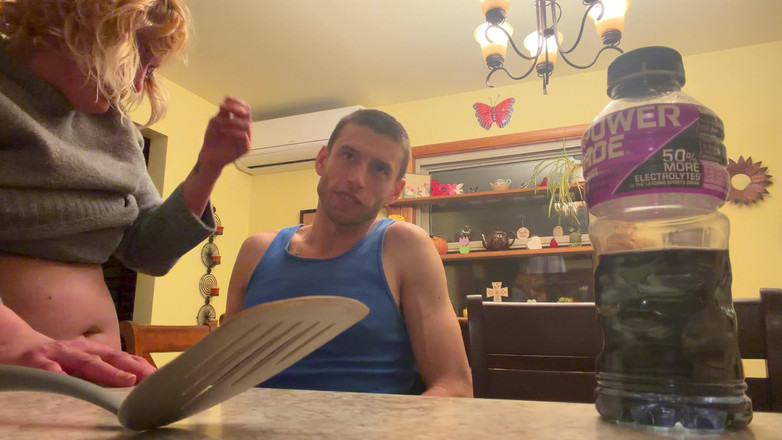 Alpha stud 4 u: Dobla a la chica emo sobre la cocina. Taburete en...