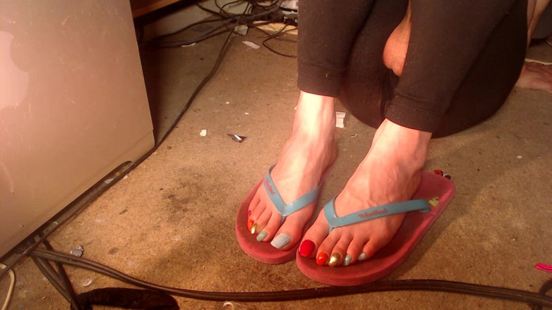 Lilly Disgrace: Wanki8ng Il miogot e giocando con i miei piedi