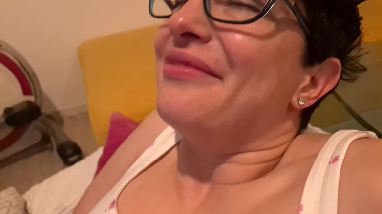DedeDeville: La giovane sorellastra sorpresa a guardare il porno ha preso...