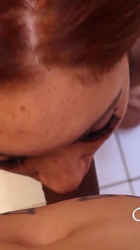 Baby lutschte den schwanz meines mannes und dann fickte ich sie mit meinem strapon