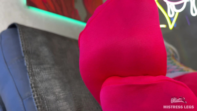 Mistress Legs: Килю моими пальцами ног для тебя в красных колготках и грязных белых носках