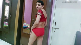 Sladký sissy crossdresser femboy sweet lízátko v crop topu a chcaní v kalhotkách.