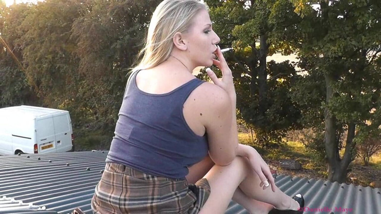 Danielle Maye: Kouření na střeše