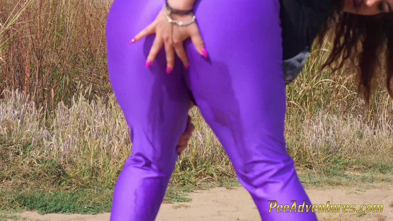 Pee Adventures: 무더운 날, 뚱뚱한 여성이 레깅스를 입고 오줌을 싸다