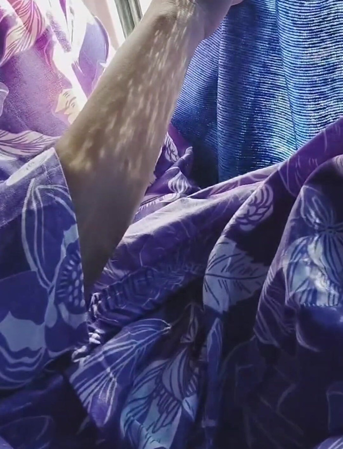 Khushboobhabi: La ragazza ha dato il preservativo al ragazzo nell'autobus