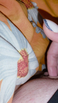 Azgın amatör kız evde tek başına mastürbasyon yapıyor - yakın çekim amcık bakış açısı