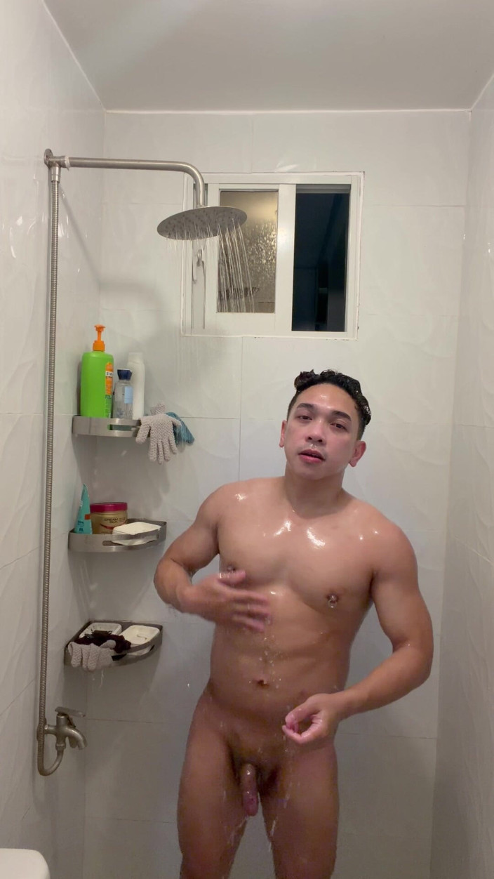 The Fitmaster: Quente filipina rabuda se masturba em chuveiro fumegante