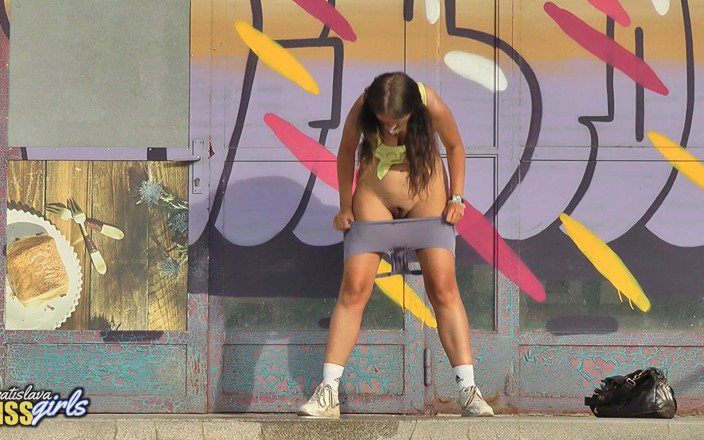 BA-PISSgirls: Extrémní veřejné chcaní Tenny