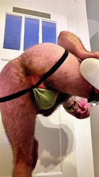Un homme poilu essaye le jockstrap