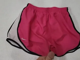 बहनों नाइके शॉर्ट्स की गुलाबी जोड़ी पर वीर्य