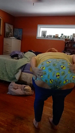 BBW nurse Vicki adventures with friends: ¡Poniéndome los pantalones cortos de My Blue Lemon Boy y...