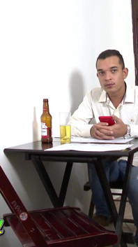Ele pegou o pau de uma travesti no banheiro