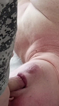 Jag knullar min granne hårt i hennes mun och fyller den med sperma