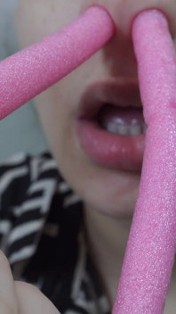 Er spielt mit meiner Nase. Ich stecke ein dünnes rosa Silikonpolster in meine Nase und spiele damit. Ich weiß nicht, was es ist,