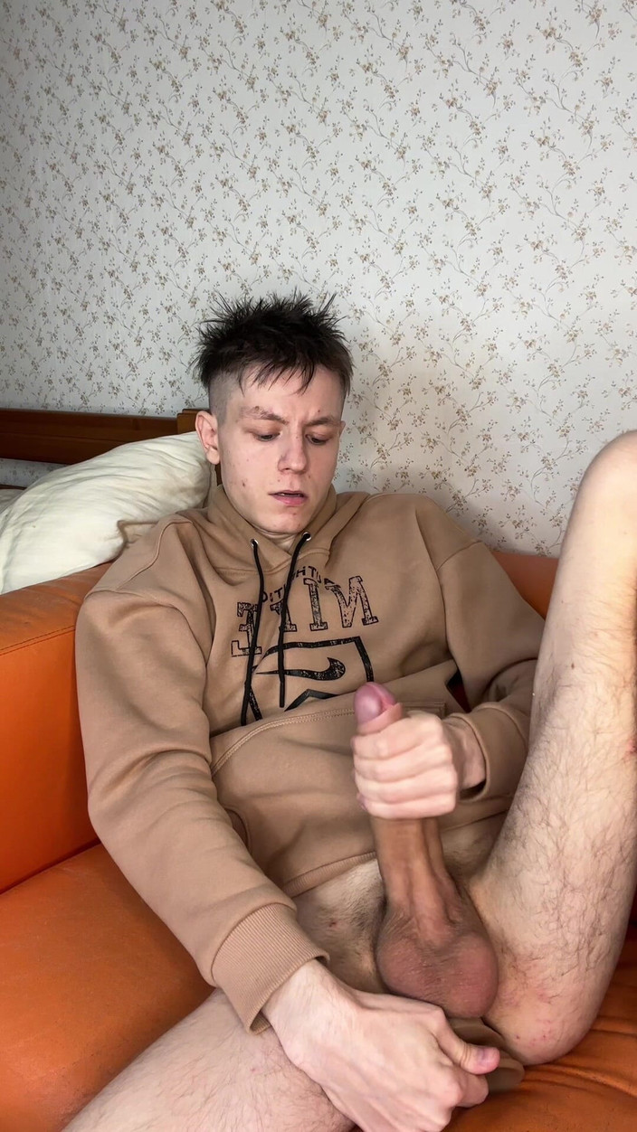 Morflot24: 娇小的twwink的激烈撸管高潮