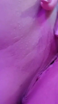 La 20enne ninfomane formosa dal seno grande e il suo dildo rosa nella figa stretta