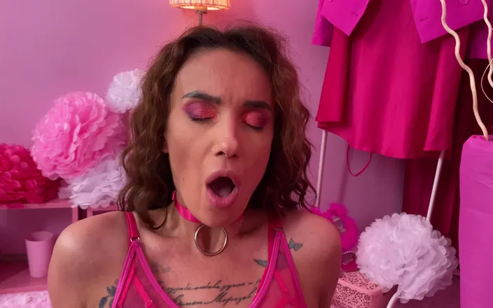 Mary Frost: Pussy Eating, Scissoring, Dildo Play with Roxy Lips