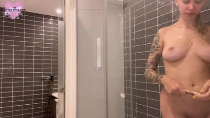 Arteya: Gostosa lava seu corpo sexy e mijando no chuveiro