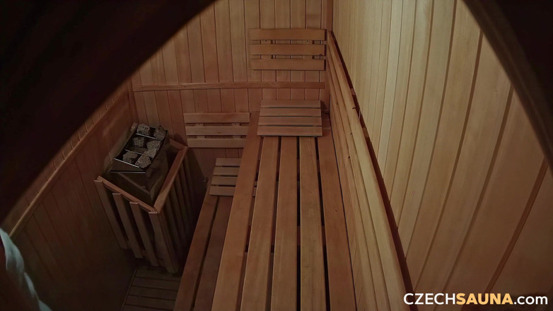 Czech Sauna: चेक सौना 32: परिपक्व काले बाल वाली और युवा सुनहरे बालों वाली यह सब चमकाती हैं