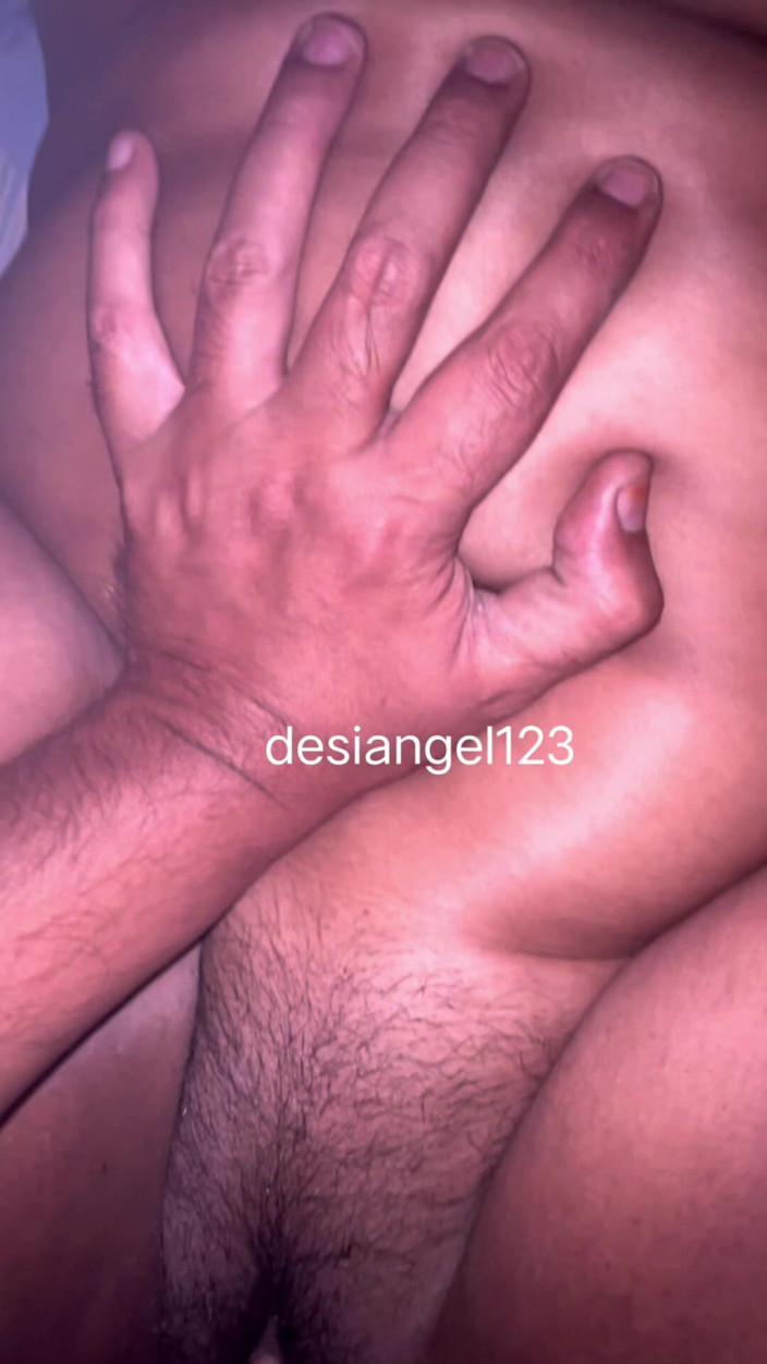 Desiangle: Desi Bhabhi hardcore doggystyle und missionarsfick, endlich erreicht sie einen...
