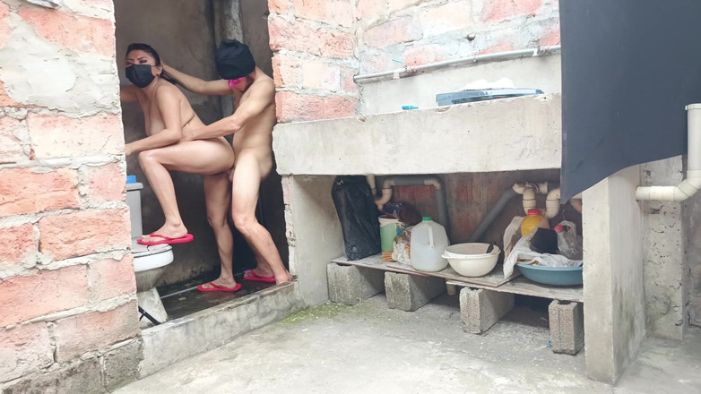 NEGRITA SEXY: मैं अपने पड़ोसी के बाथरूम में गई, हमने सेक्स किया लेकिन पहले मैंने उसका बड़ा क्रेओल लंड चूसा