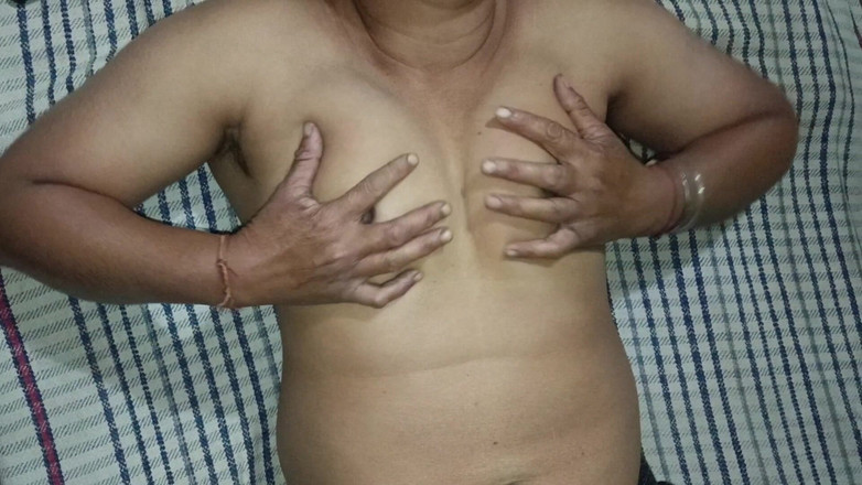 MHM: “真正的妻子戏弄自己并挤压她的胸部 - 缓慢的激情”