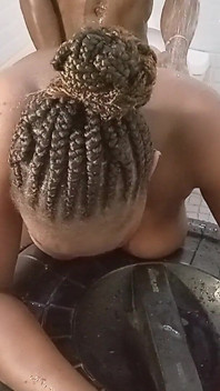 젖탱이를 빨아