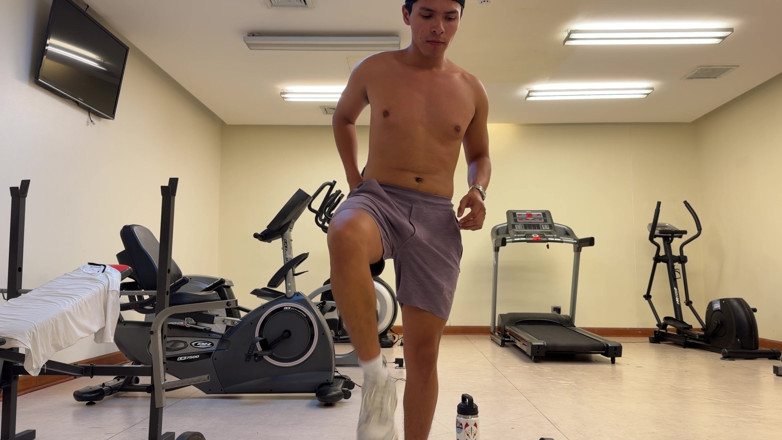 joanraay: Training nackt im hotel-fitnessstudio