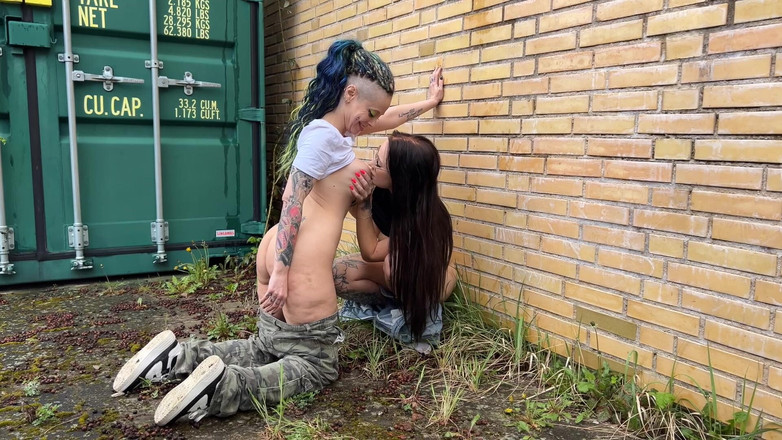 EdgesOfReality: Public Girl on Girl
