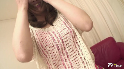 Pure Japanese adult video ( JAV): Une jolie Japonaise suce un homme à la bite poilue dans...