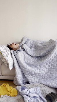 mainne apne sautele bhaee ki patni ke saath seks kiya jabki vah uske ghar ke living room men hai