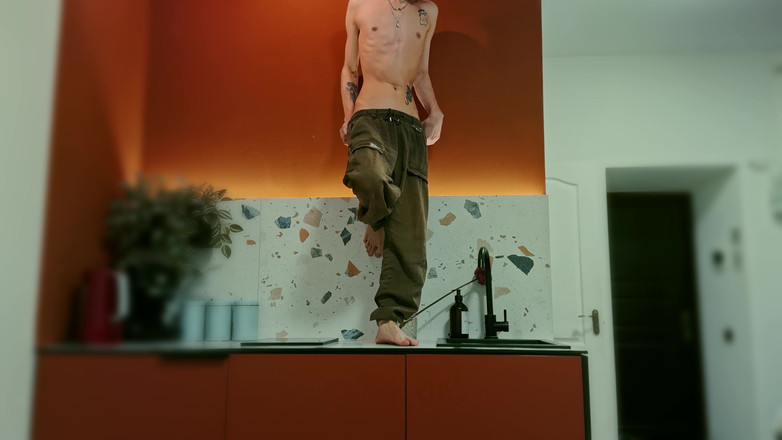 HotDogs studio: Twink stüdyo mutfağında eğleniyor