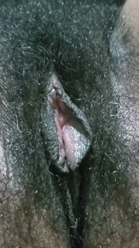 Uma mulher com buceta peluda na roupa de secretária