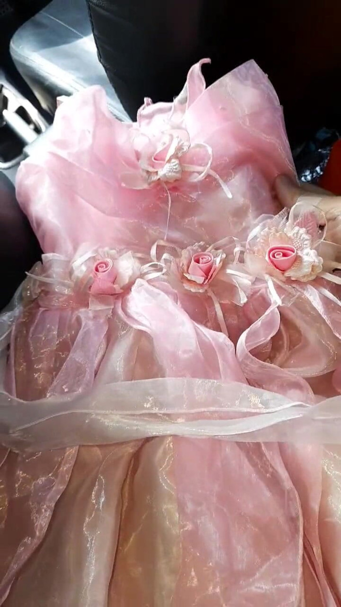 Naomisinka: Тихо відчуваю м'якість і плавність слизького і блискучого атласного плаття падчерки