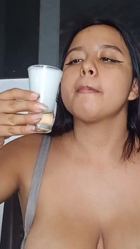 Saya memerah susu ibu saya