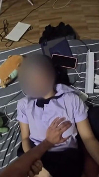La studentessa tailandese del college mi ha spompinato a secco