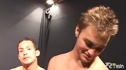 Gay Diaries: Grupo de jovens participa de um concurso de chupar e...