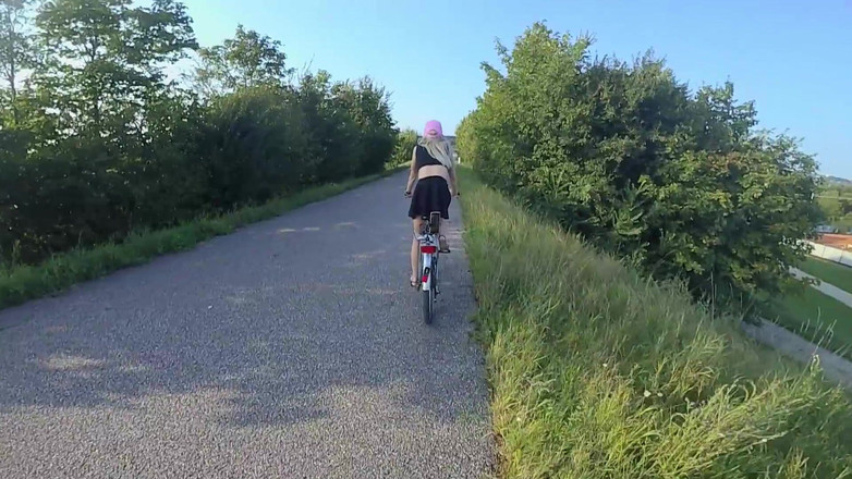 TV_Helena: Öffentliche nacktheit beim radfahren!! Transenmädchen reitet nicht nur das Fahrrad,...