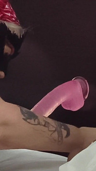 漂亮的小嘴在鸡巴上啪啪啪，卡在床头板上流行流行流行