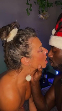 Mrs. Claus dikongkek keras oleh tukang urutnya!!