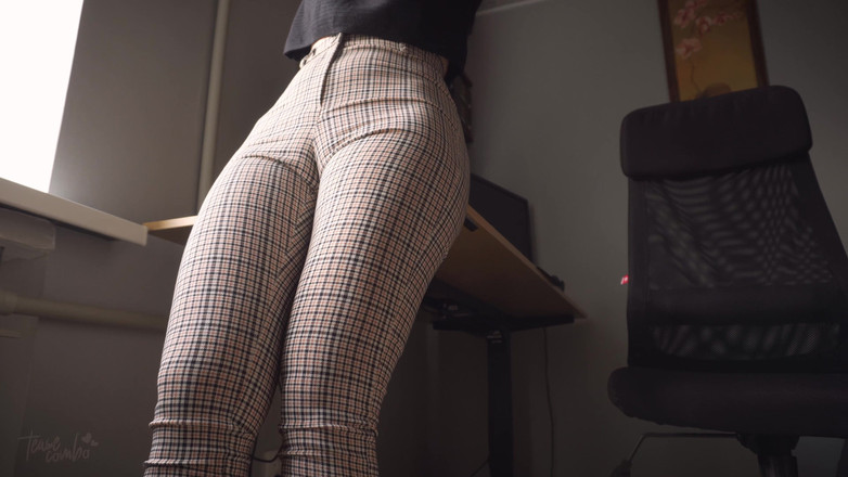 Teasecombo 4K: Шаловливая коллега соблазняет и отказывает в верблюжьей лапке