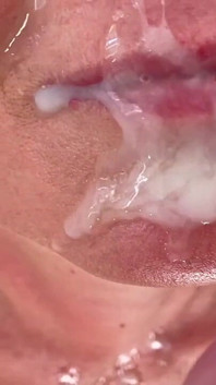 Éjaculation beaucoup sur mon visage au ralenti