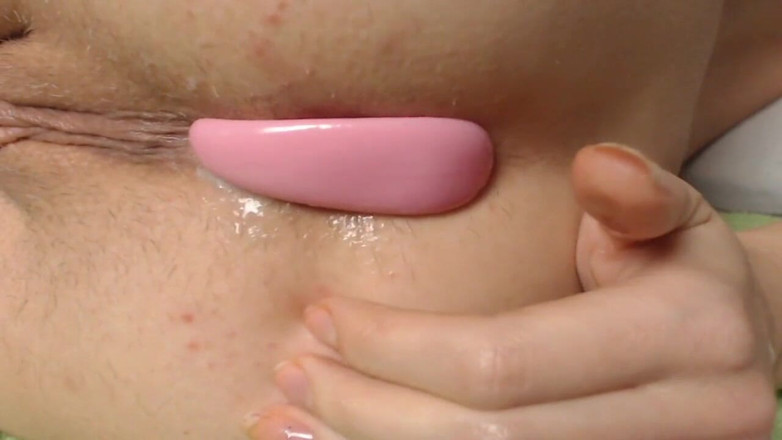 Miodelka: Sexy teen rossa gioca con il suo buco del culo...