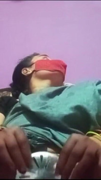 Indische mutter fickt ihre muschi mit sextoy