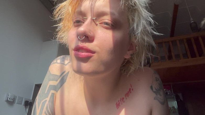 Glitterqueen1999: No Makeup Goth Girl in the Sun Flares Piggy Nose