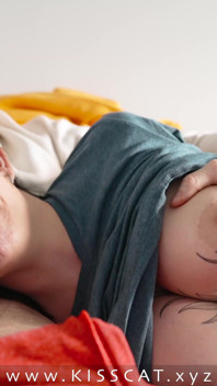 Proč nevlastní syn šuká macechu do pusy? Macecha riskantní orální creampie na gauči