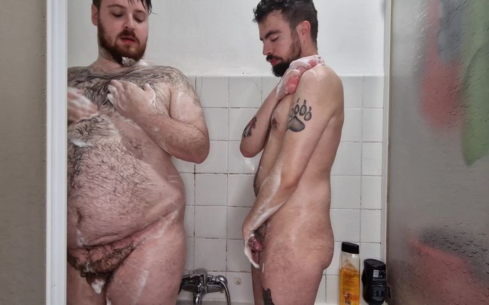 Bear Throuple: 在淋浴间玩耍（无性爱）