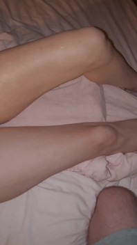 18 teenie-mädchen bekommt sehr sinnliche massage und bat mich, sie auszuziehen, um zu ficken